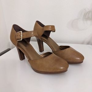 Kelly & Katie women's shoe sz8, camel